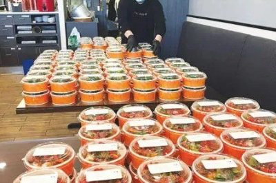 200多份盒饭的温暖传递，追收割机旁的送饭大姐