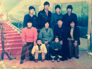 破碎的幸福瞬间，一张8人全家福的沉重记忆