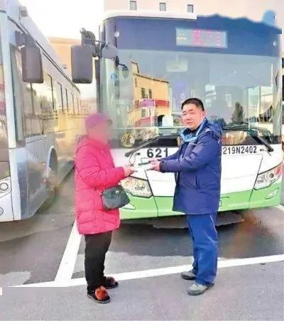温情一刻，司机报警归还乘客误付巨款