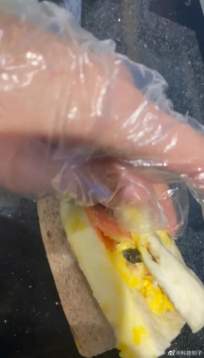 浙江顾客在网红汉堡中吃出刀片，食品安全问题再次引发关注